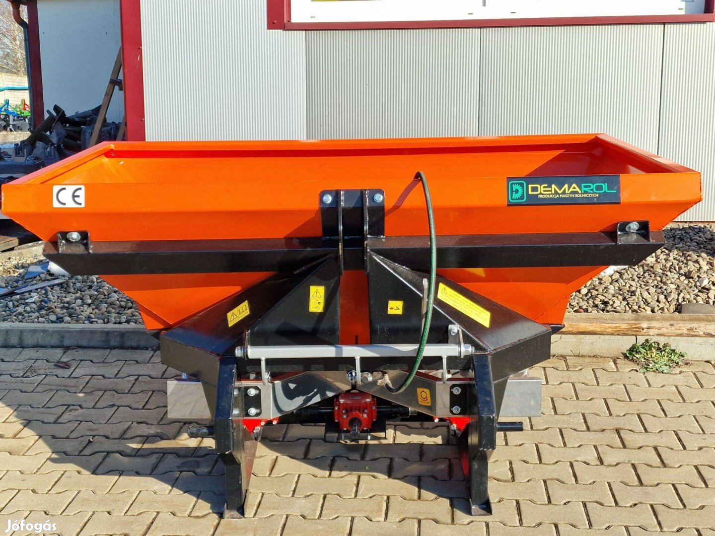 Műtrágyaszóró 2 tárcsás, hidr. nyitás-zárás (400 literes) ponyvával