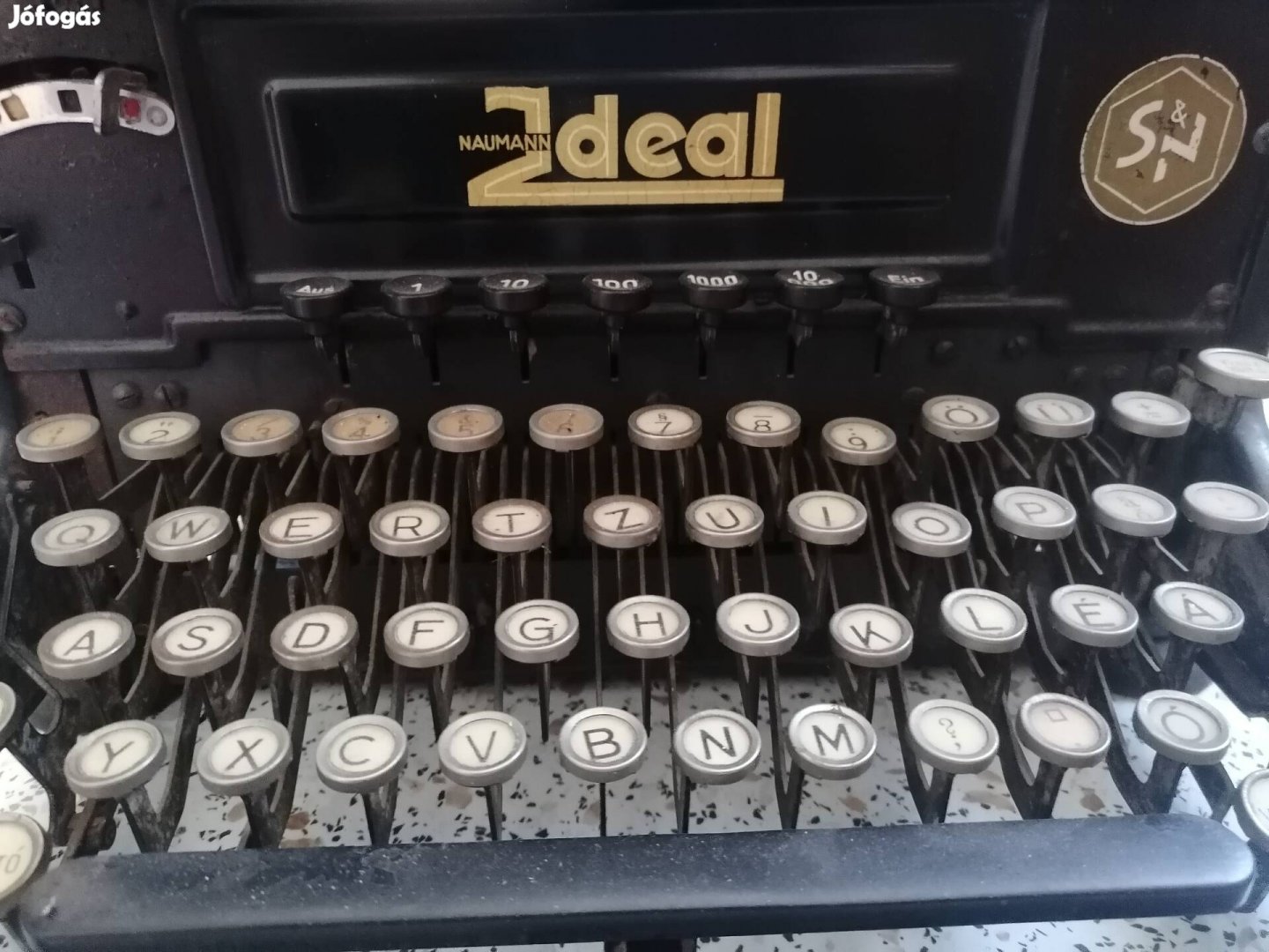 Muzeális írógép kb 100 éves lehet 