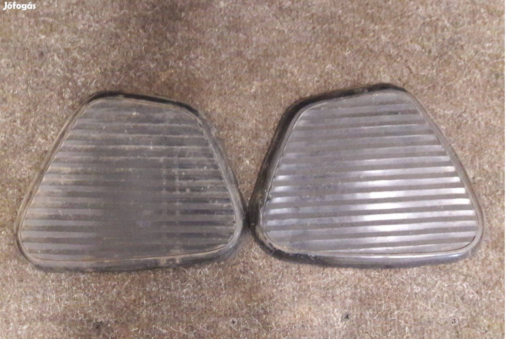 Mz Ts 125 / 150 benzintank térdvédő gumi pár ( peremre szerelhető )