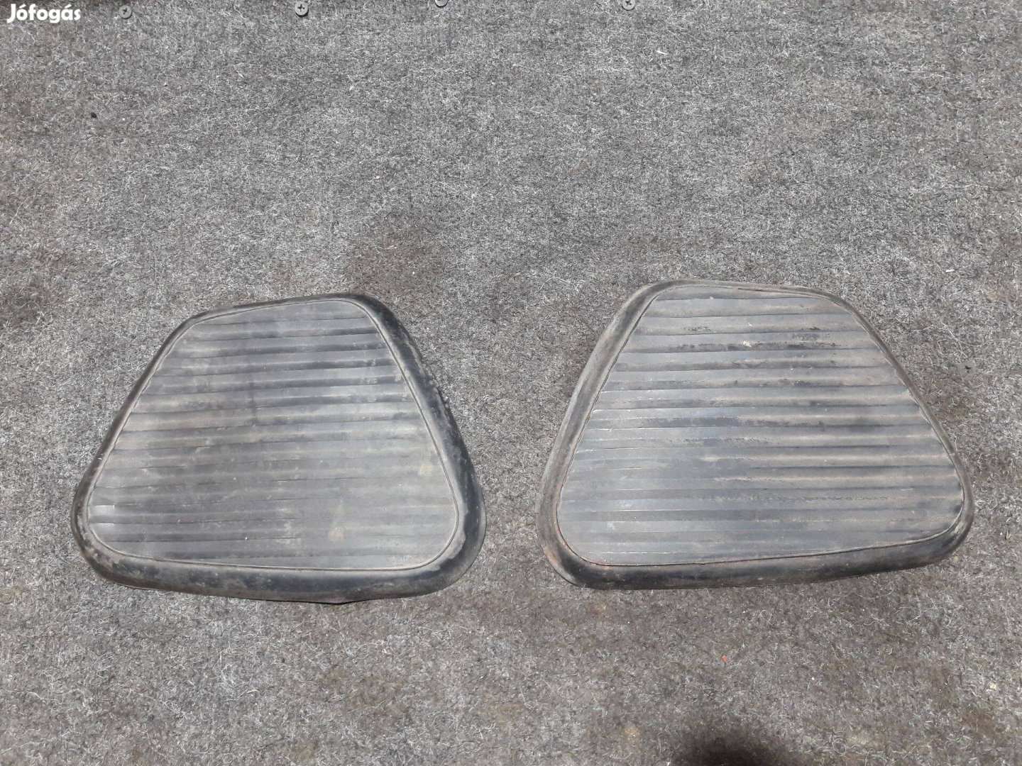 Mz Ts 125 / 150 benzintank térdvédő gumi pár ( peremre szerelhető )