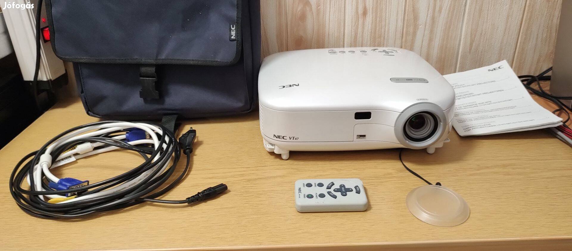 NEC VT47 projektor, tartozékokkal, hordtáskával, távirányítóval