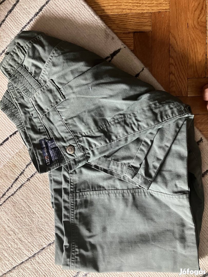 Nadrágok és zubbonyok 