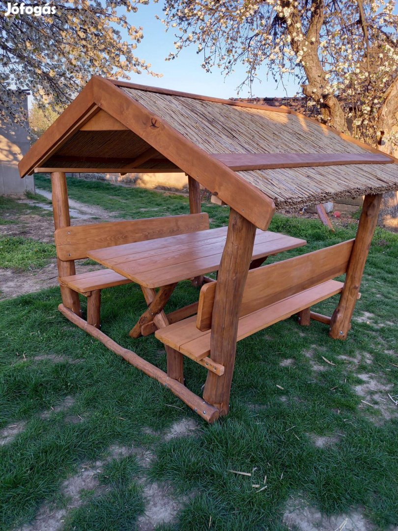 Nádtetős kerti kiülő