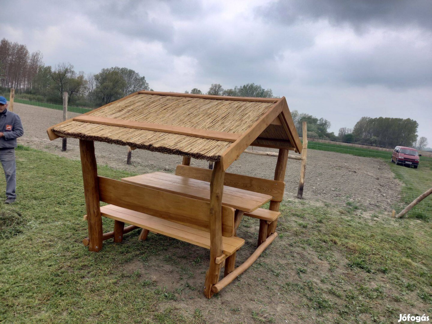 Nádtetős kerti kiülő