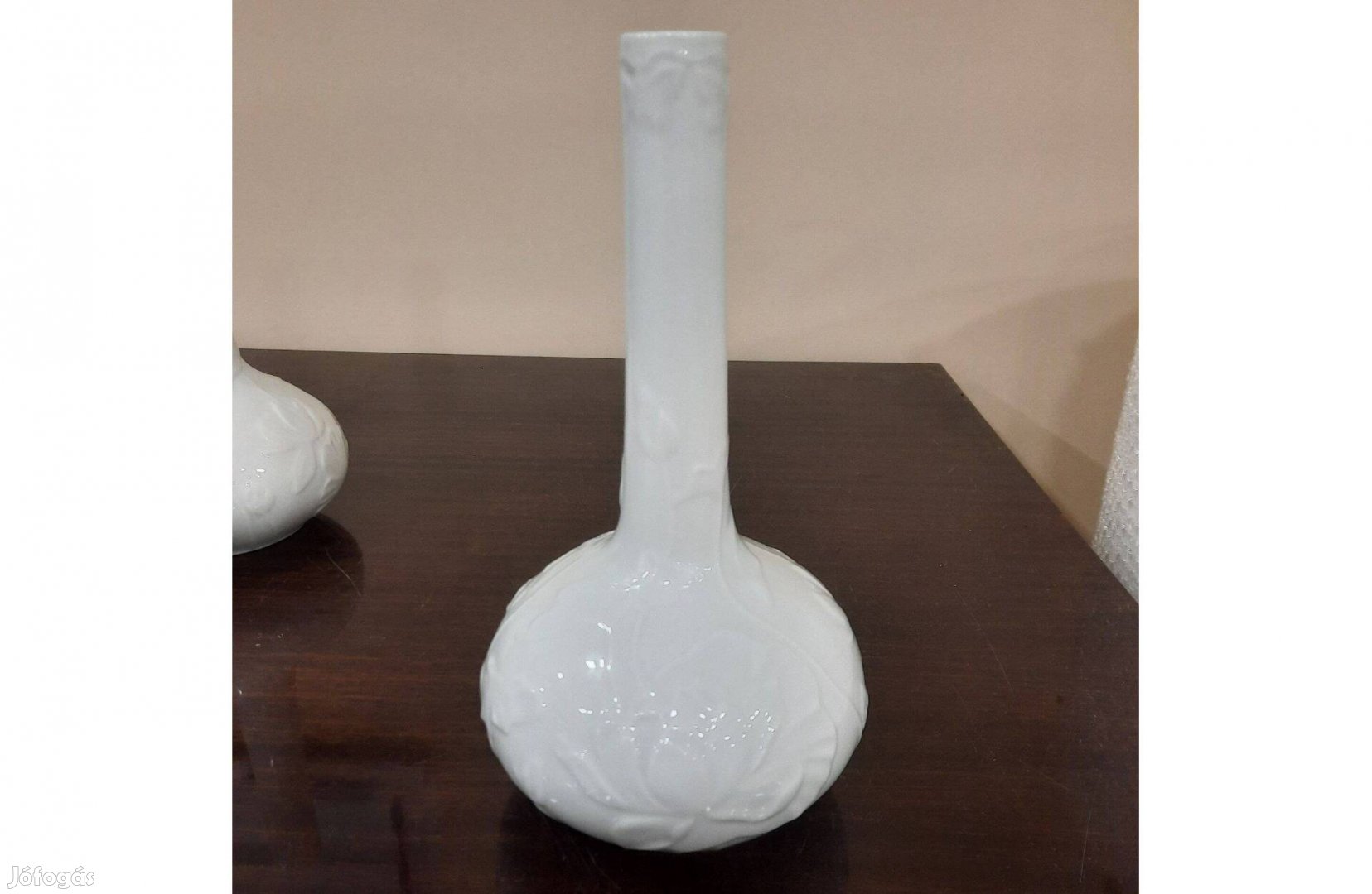 Nagy Fehér Herendi porcelán dombornyomott váza eladó!