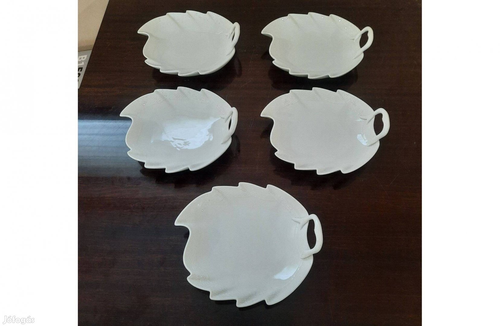 Nagy Fehér Herendi porcelán füles levél alakú kínáló tál eladó!