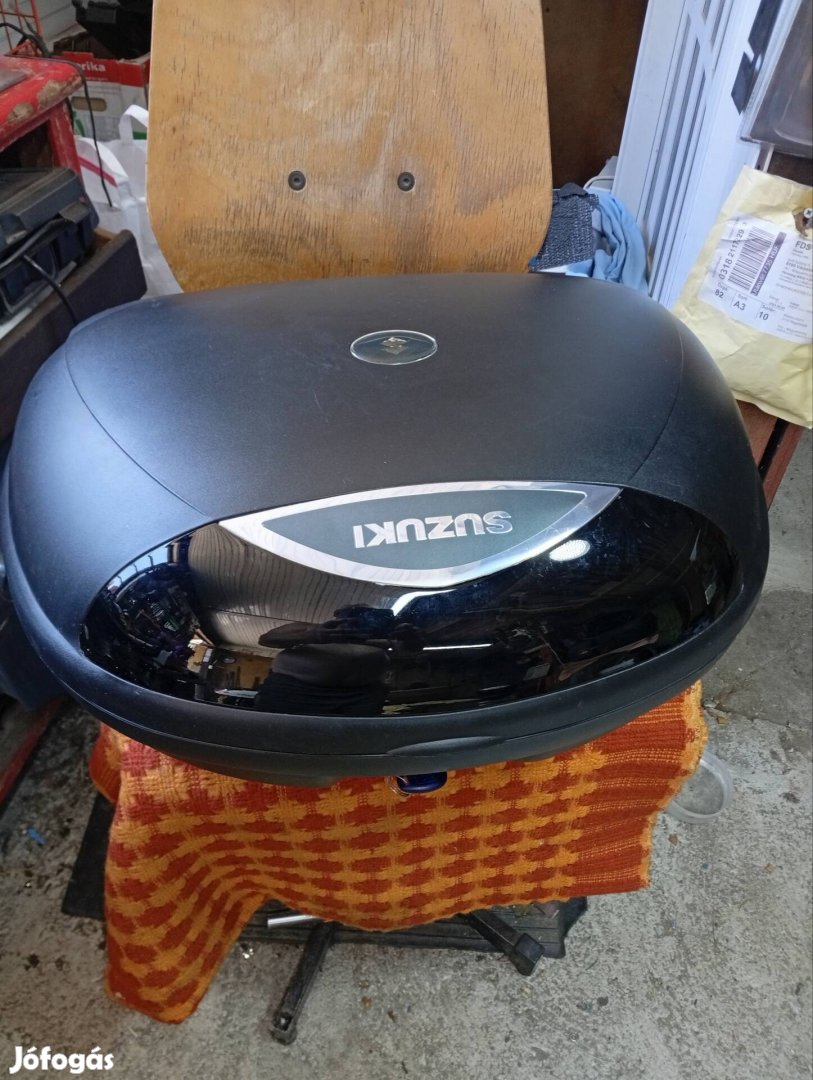 Nagy Suzuki gyári bukótartó doboz