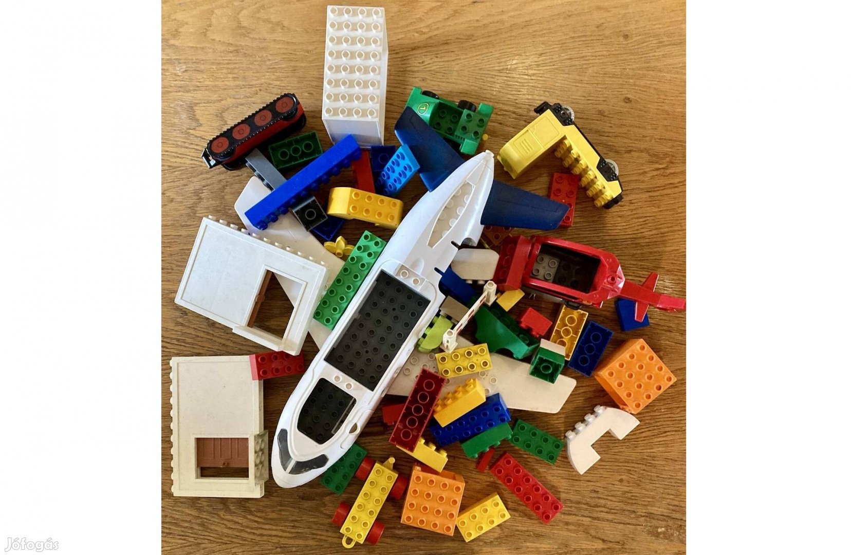 Nagy adag Lego Duplo repülővel és sok más járművel