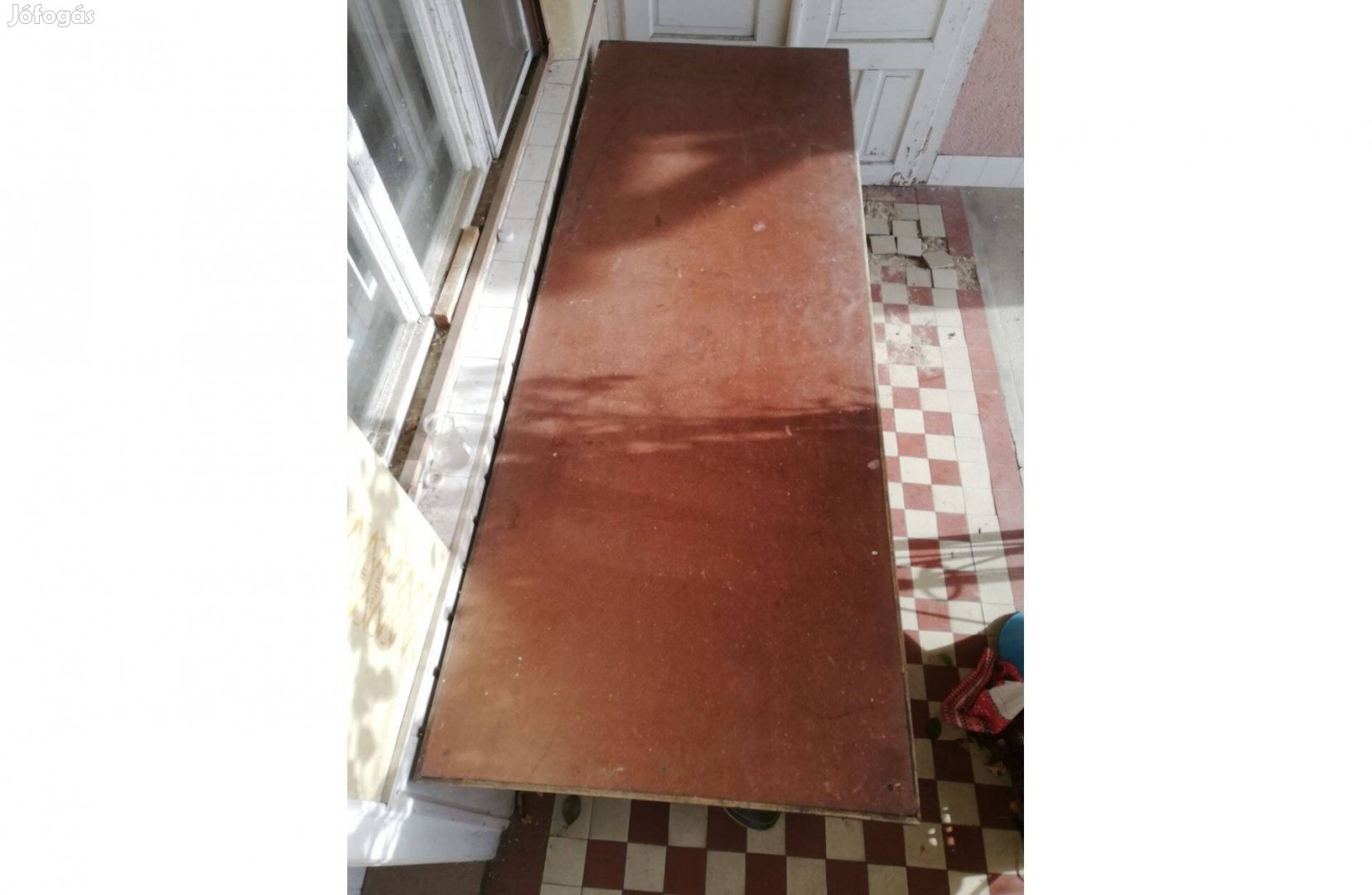 Nagy barna kültéri asztal padokkal