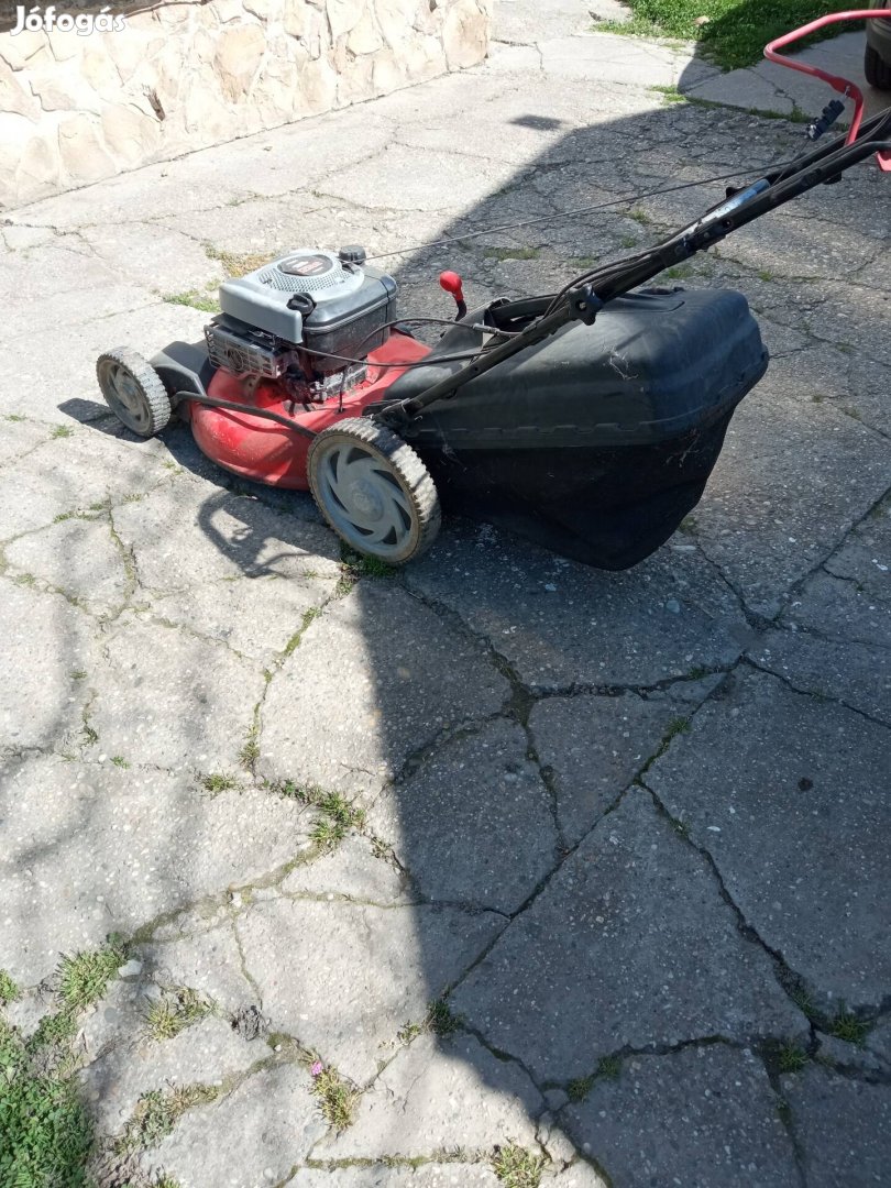 Nagy kerekes önjáró fűnyíró 