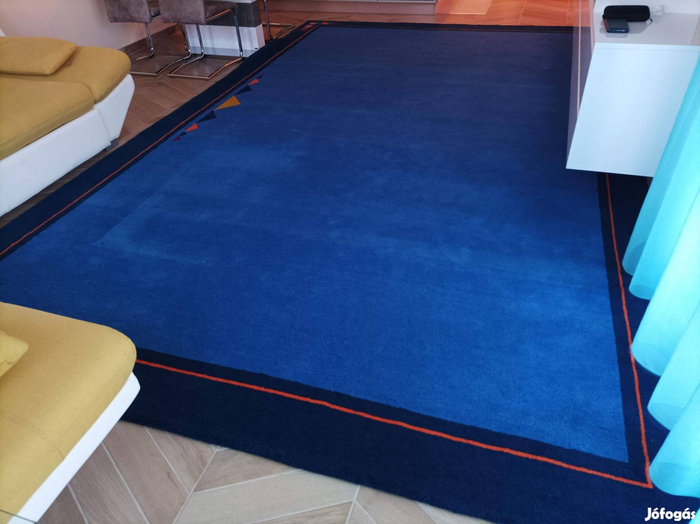Nagy méretű, kék szőnyeg, egyedi mintával