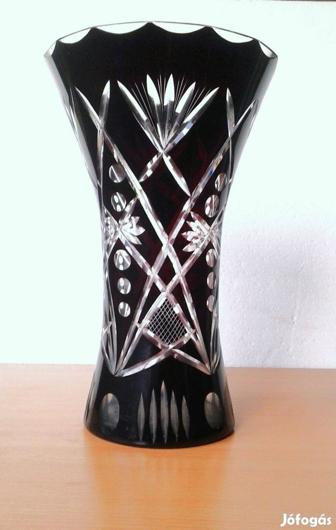 Nagy méretű csiszolt bordó kristály váza