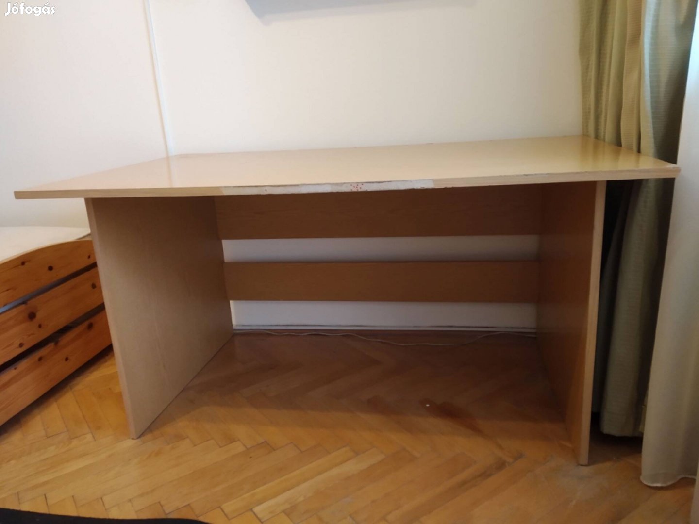 Nagy méretű íróasztal 140x81 cm