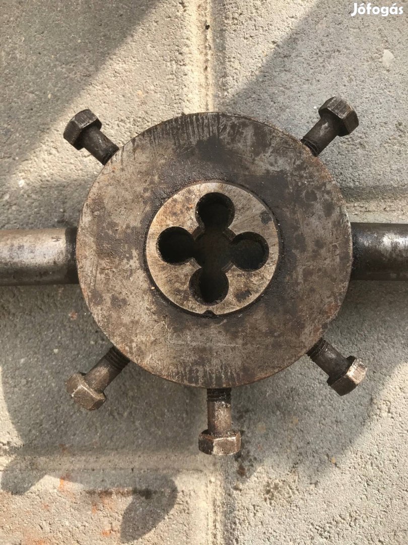 Nagy méretű kulcs, csapágy kiszedő, csavar húzó, teherautó