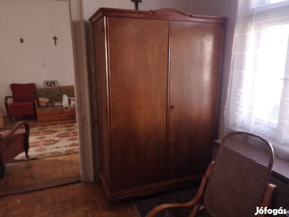 Nagy méretű ruhás szekrény