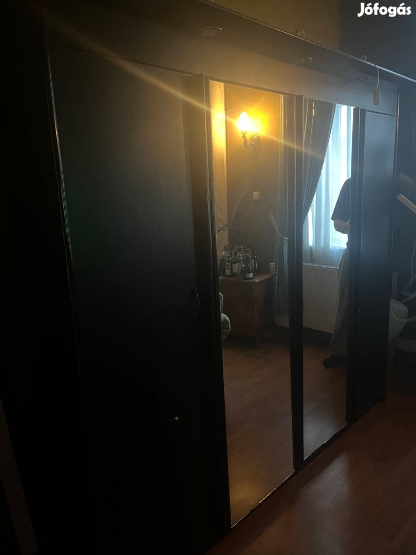Nagy méretű szekrény eladó
