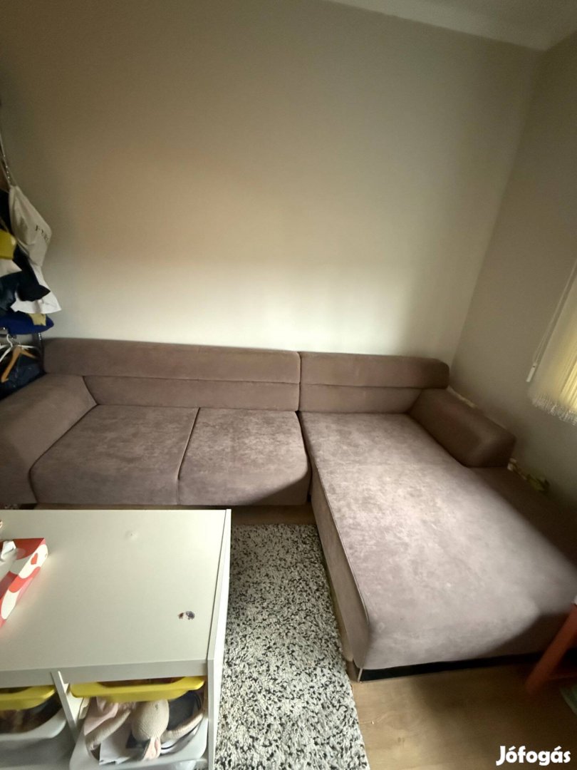 Nagy méretű szürke kanapé