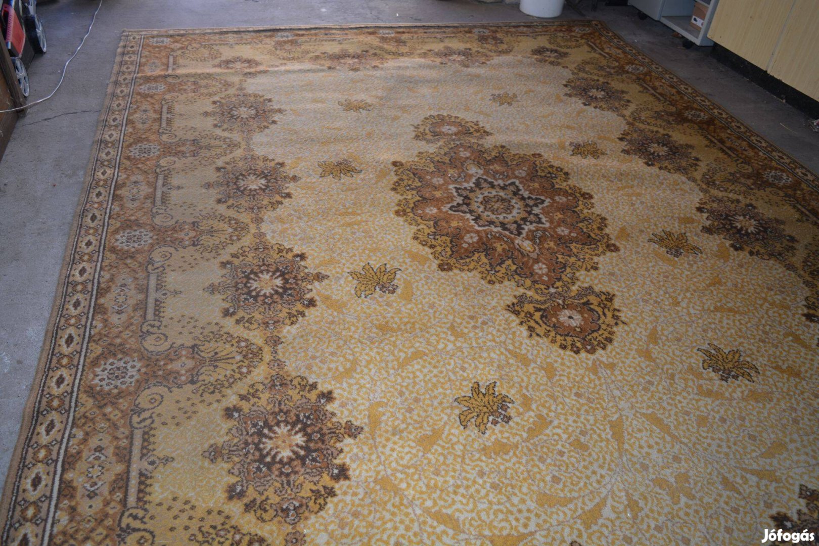 Nagy méretű velúr gépi perzsa szőnyeg)
