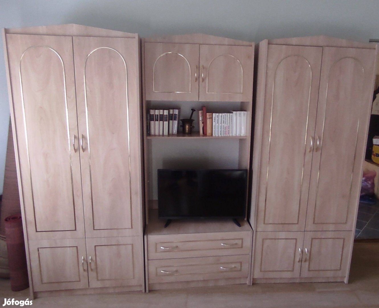 Nagy méretű világos fa szekrénysor könyvespolccal, fiókokkal