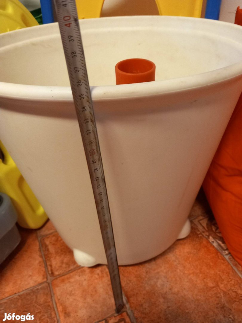 Nagy öntöző cserép guruló lábakkal automata öntözéssel