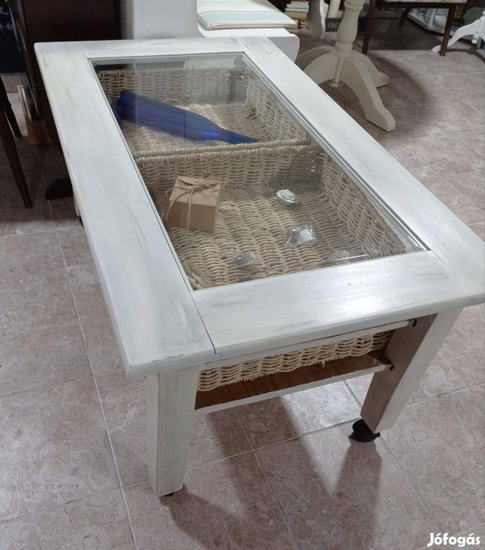 Nagy rattan fiókos edzett üveg tetejű asztal