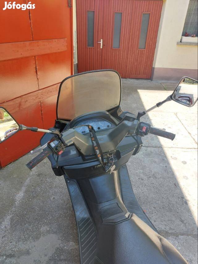 Nagy robogó yamaha