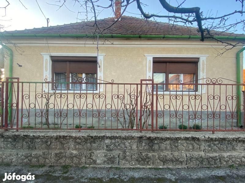 Nagy telekterületen 110 nm-es családi ház eladó!