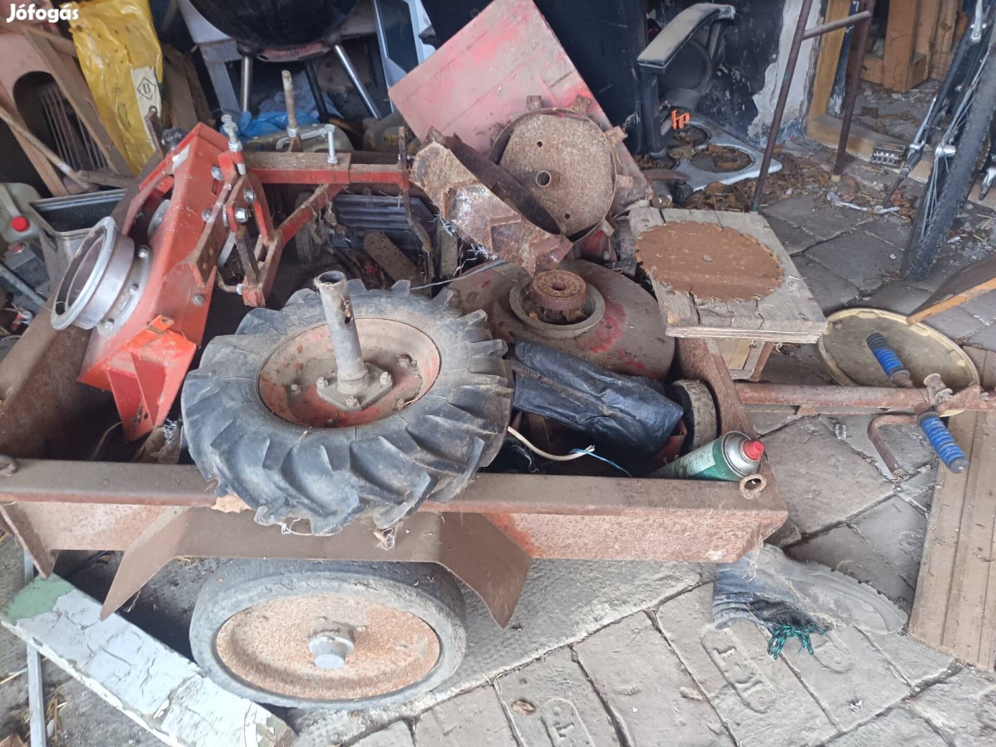 Nagy teljesítményű rota kapa pótkocsival rengeteg adapterrel