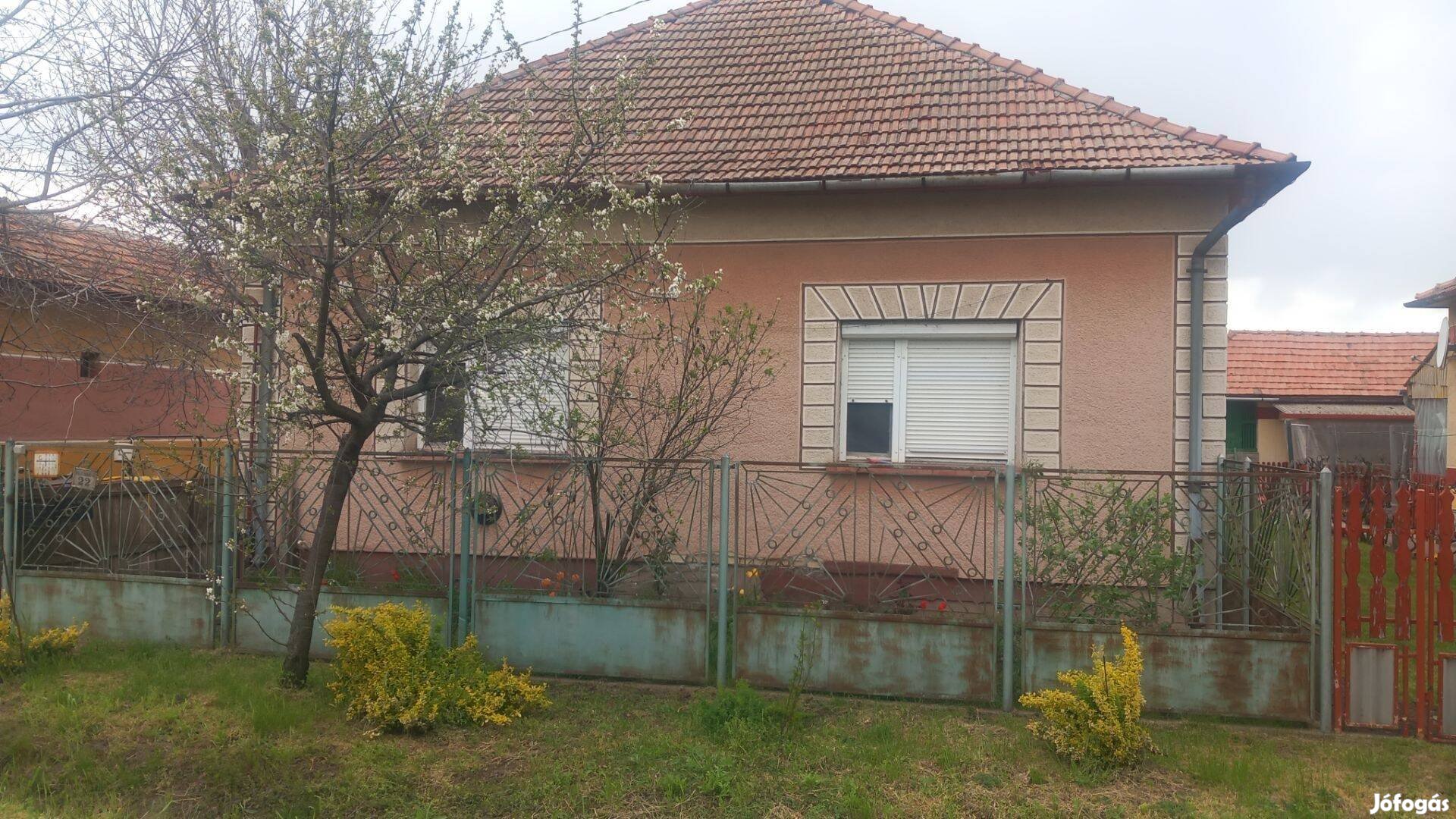 Nagy teraszos családi ház eladó!
