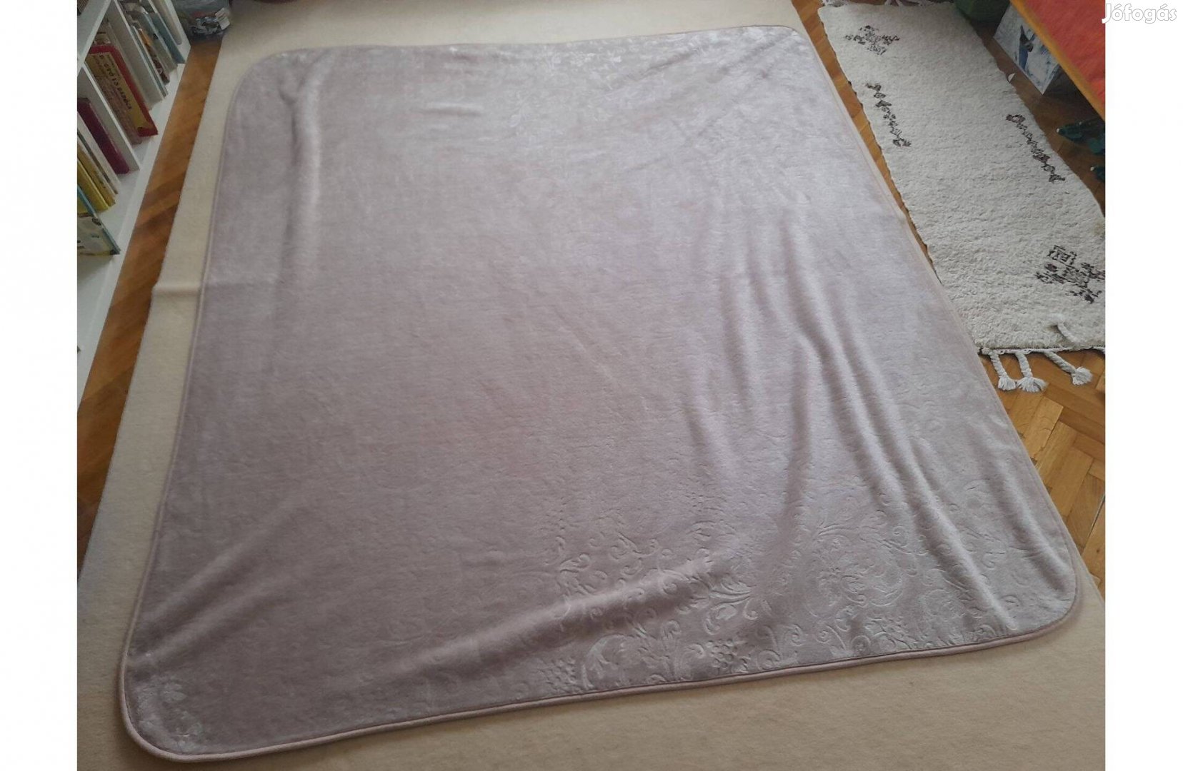 Nagy vastag pléd takaró ágytakaró 240x 205 cm diszkrét mintával