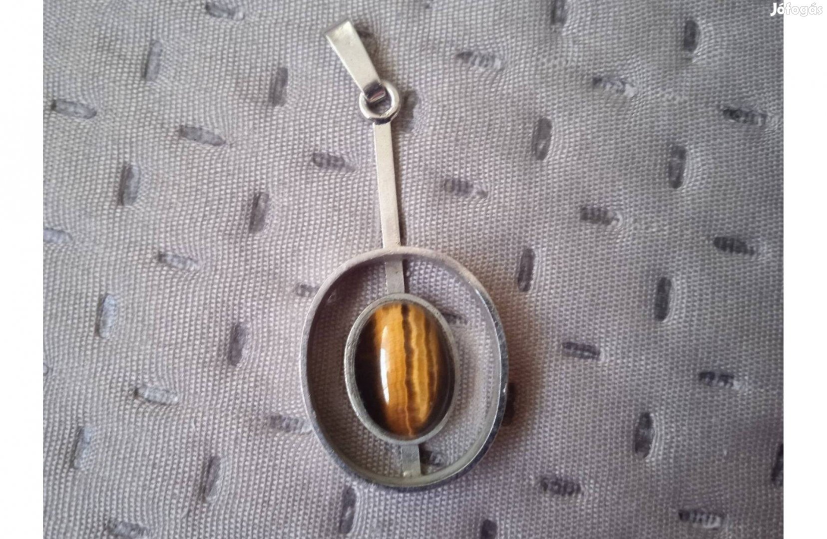 Nagyalakú ezüst medál tigrisszemmel