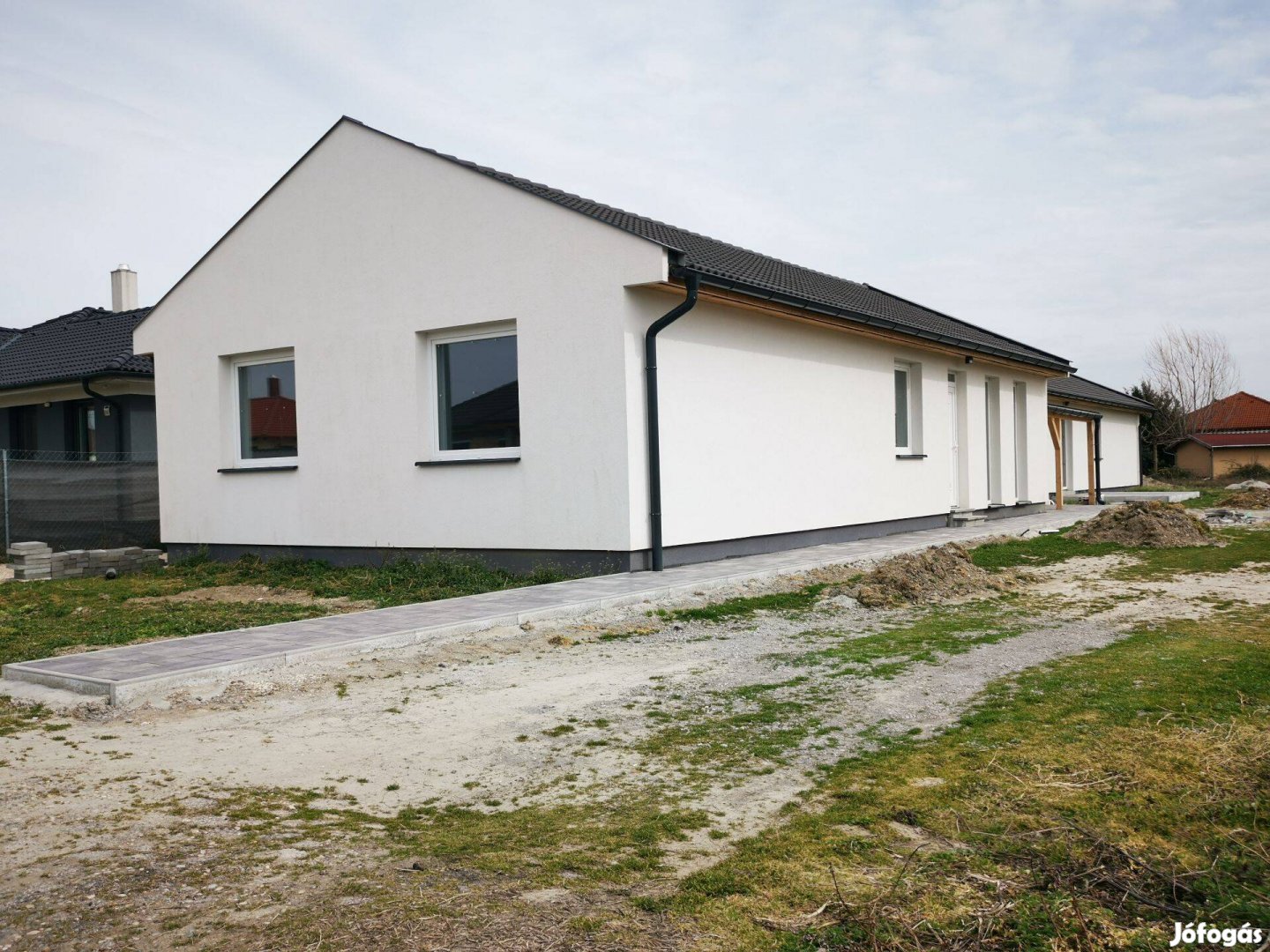 Nagybajcson külön bejáratú ikerház fedett terasszal