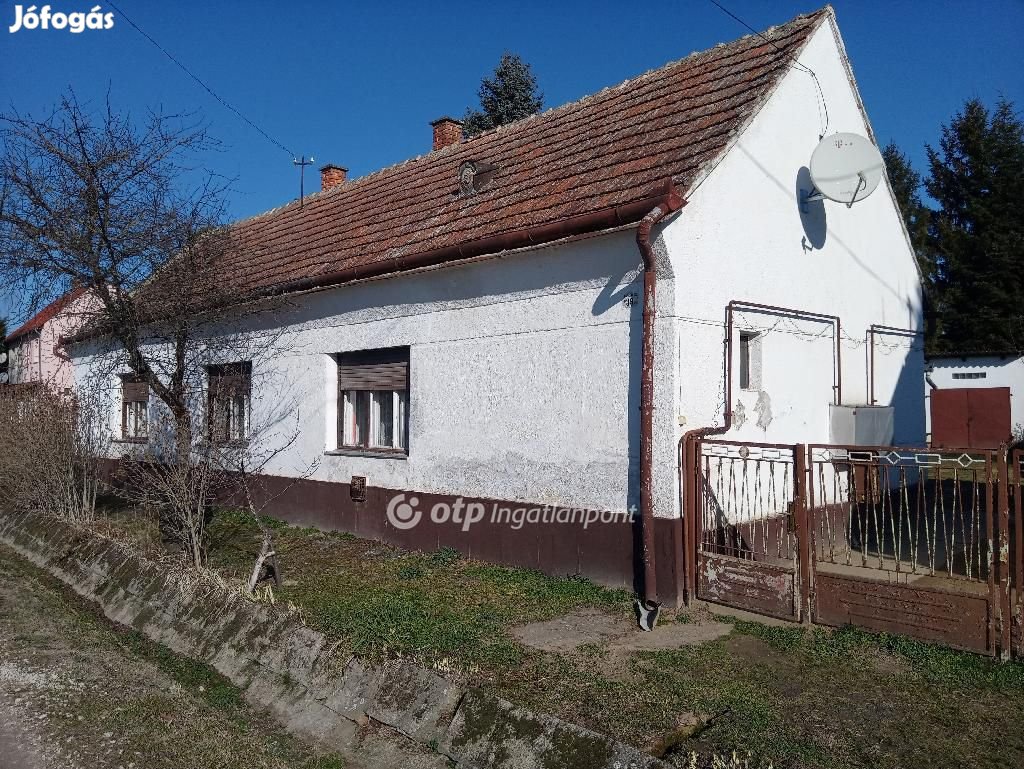 Nagybajom központi részén 105 nm - 3 szobás családi ház eladó!