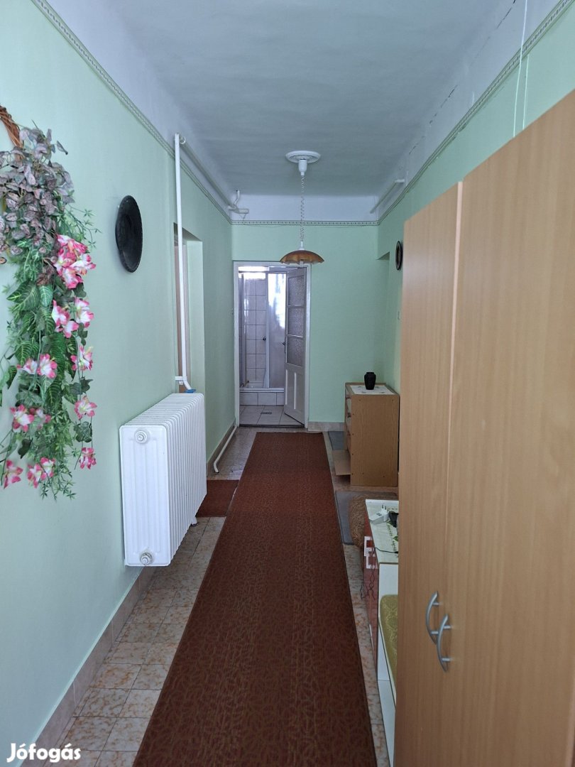 Nagybánhegyesen 110 m2  tégla családi ház eladó.