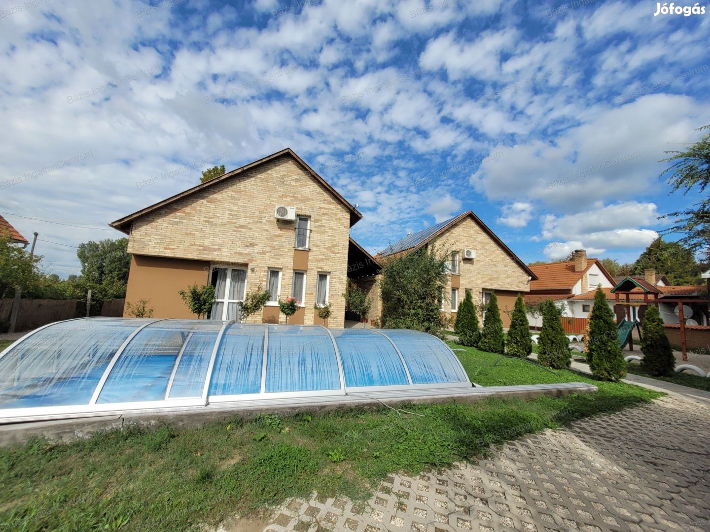 Nagybaracskán, a Füzesszigeten modern apartmanokból álló ingatlan