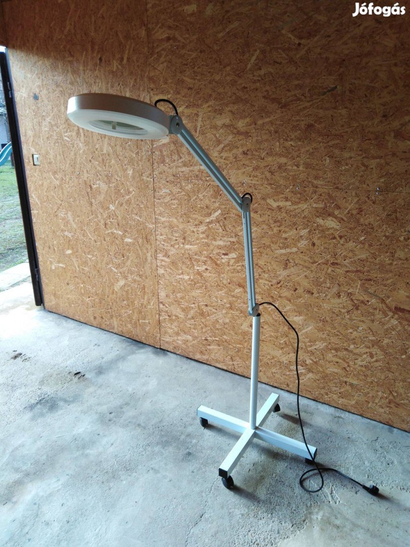 Nagyítós kozmetikai lámpa