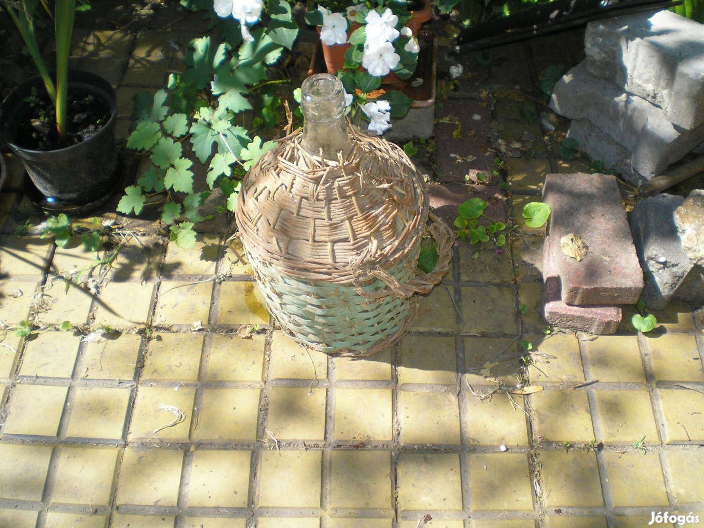Nagyjából 8 literes régi üveg rossz fonattal 39 cm magas