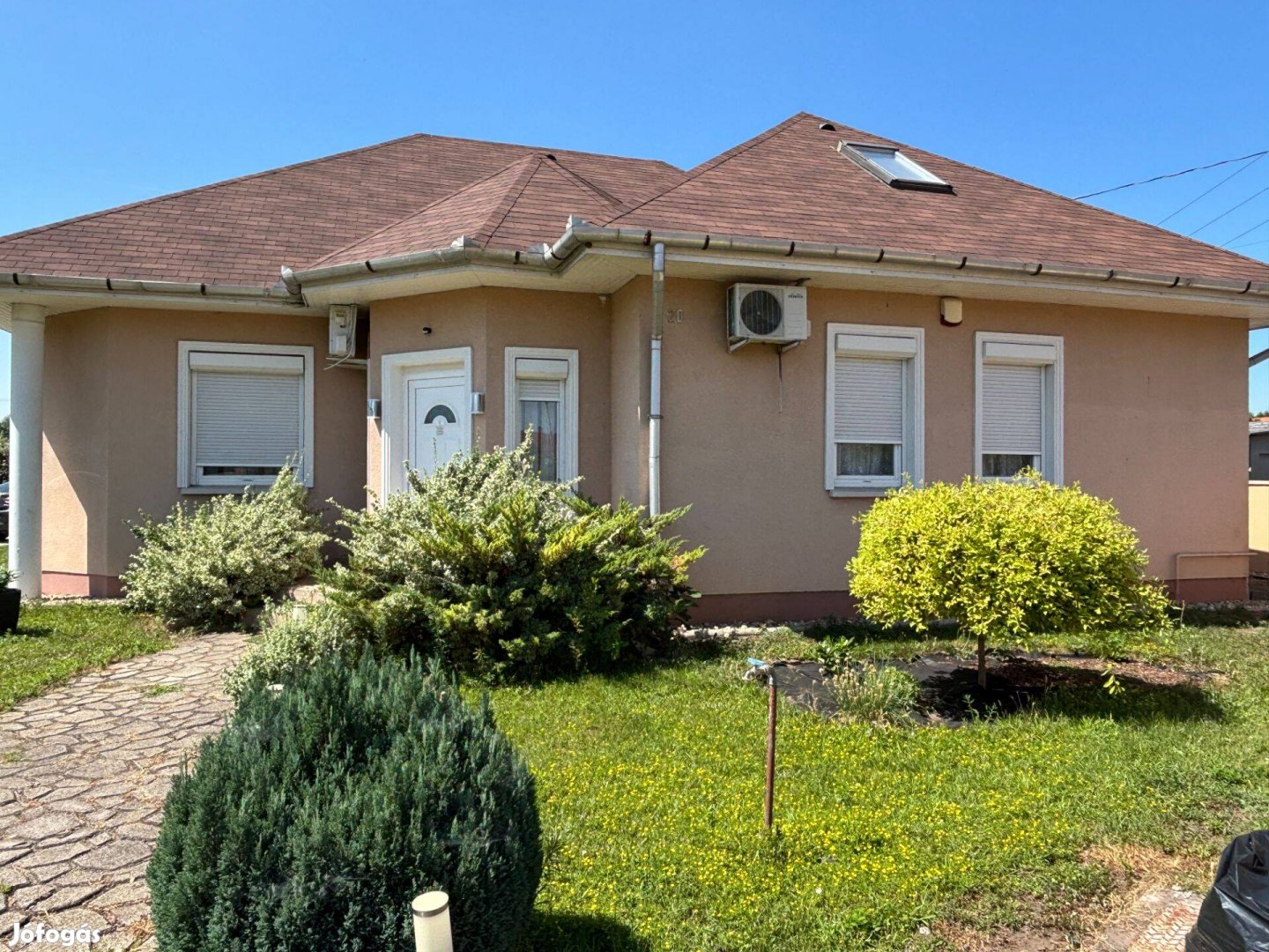 Nagykátán kettő különálló lakrésszel rendelkező családi ház