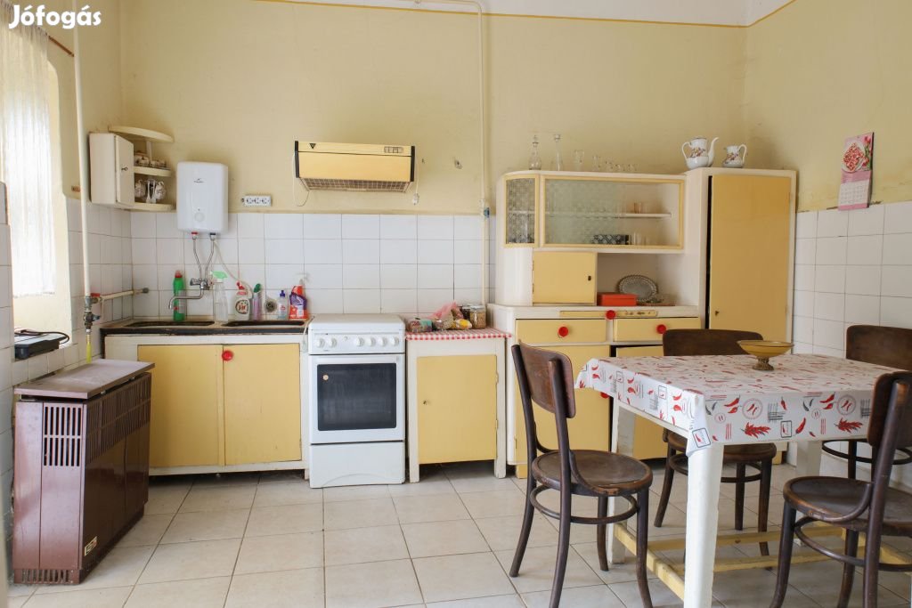 Nagykőrös, Nagykőrös belvárosában 4 szobás családi ház eladó, 103