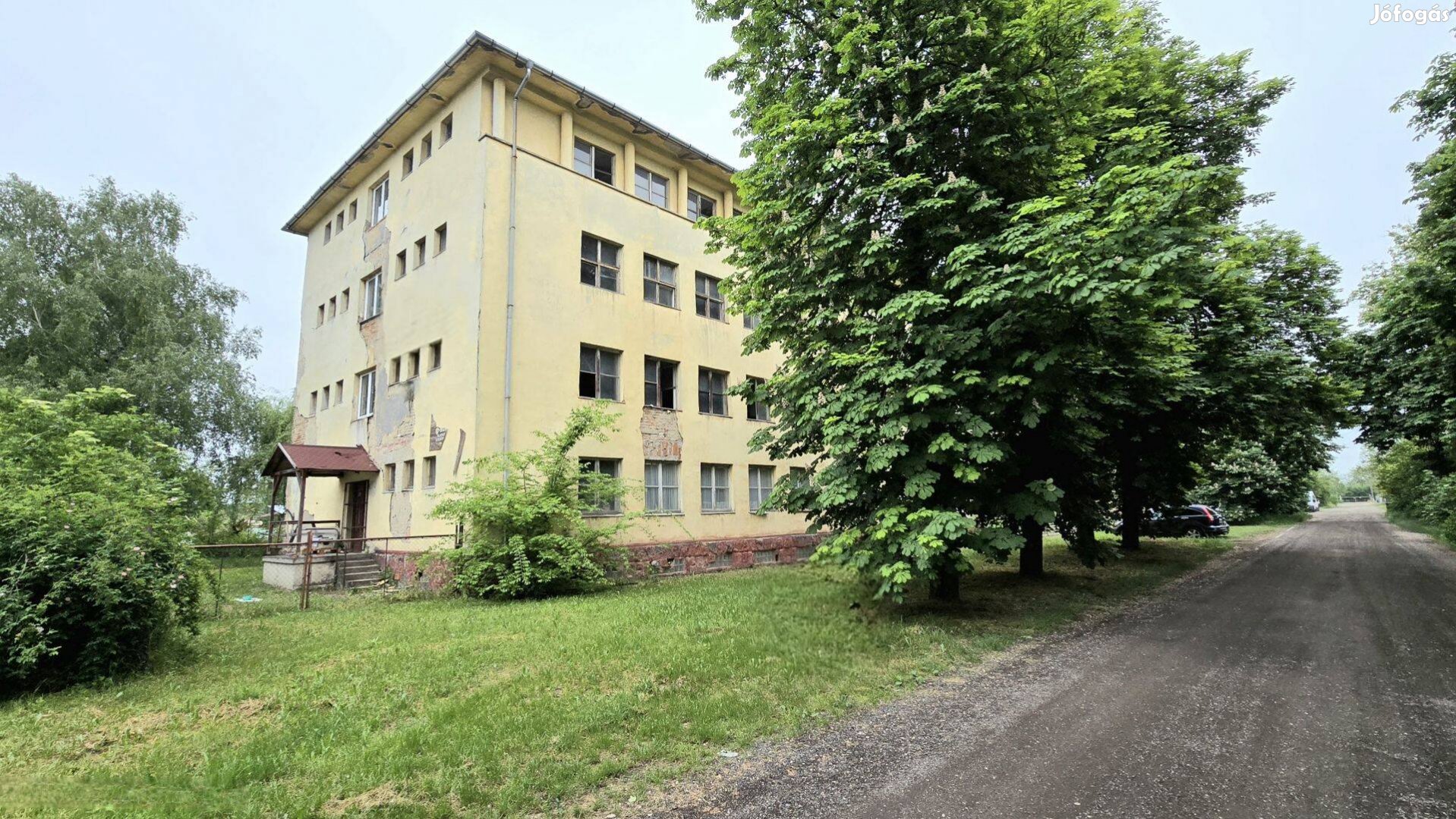Nagykőrösön az M44-es lehajtó mellett ipari ingatlan Eladó!