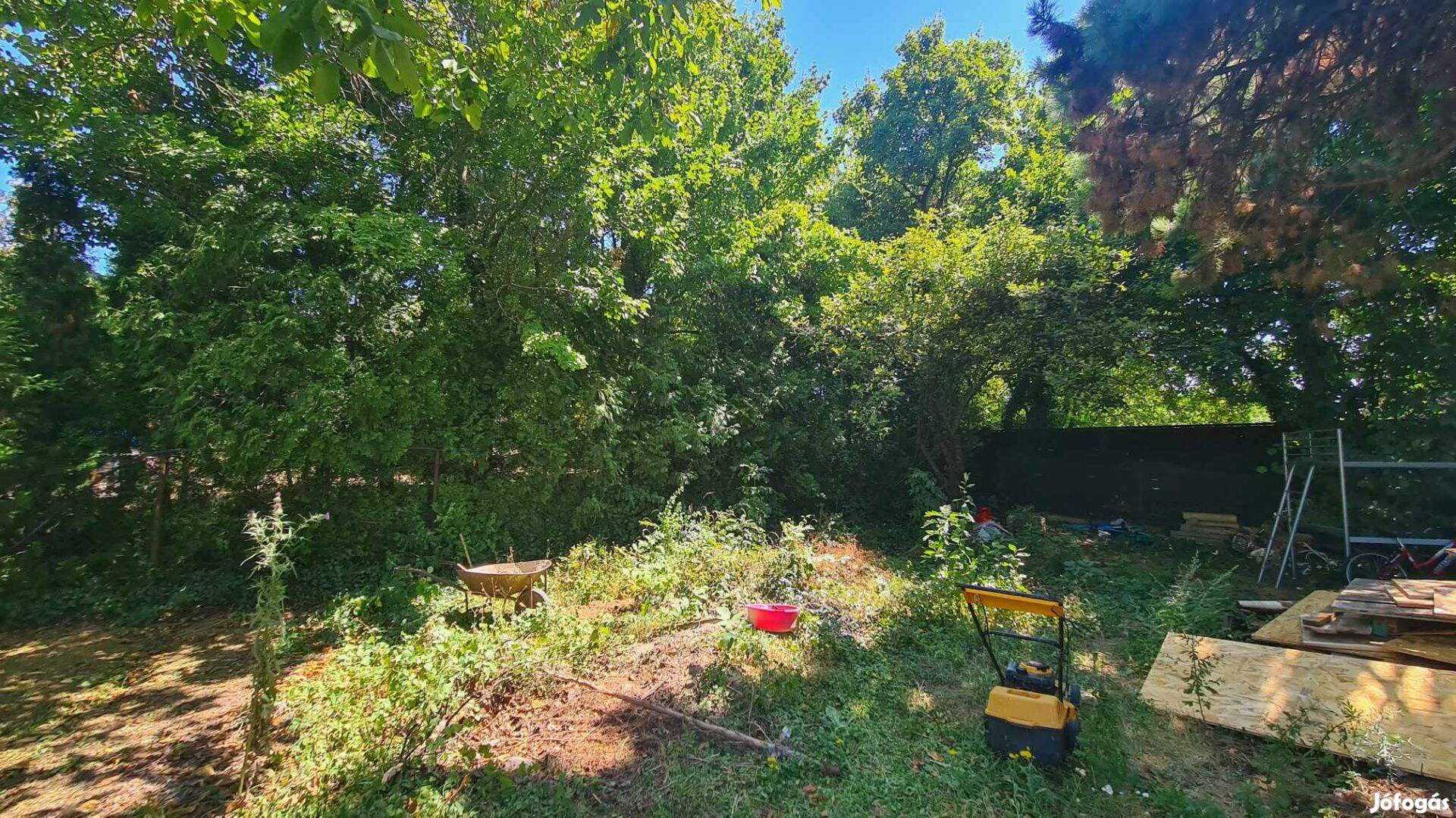 Nagykovácsi zöldövezeti részén 960 m2-es telek kis házzal eladó