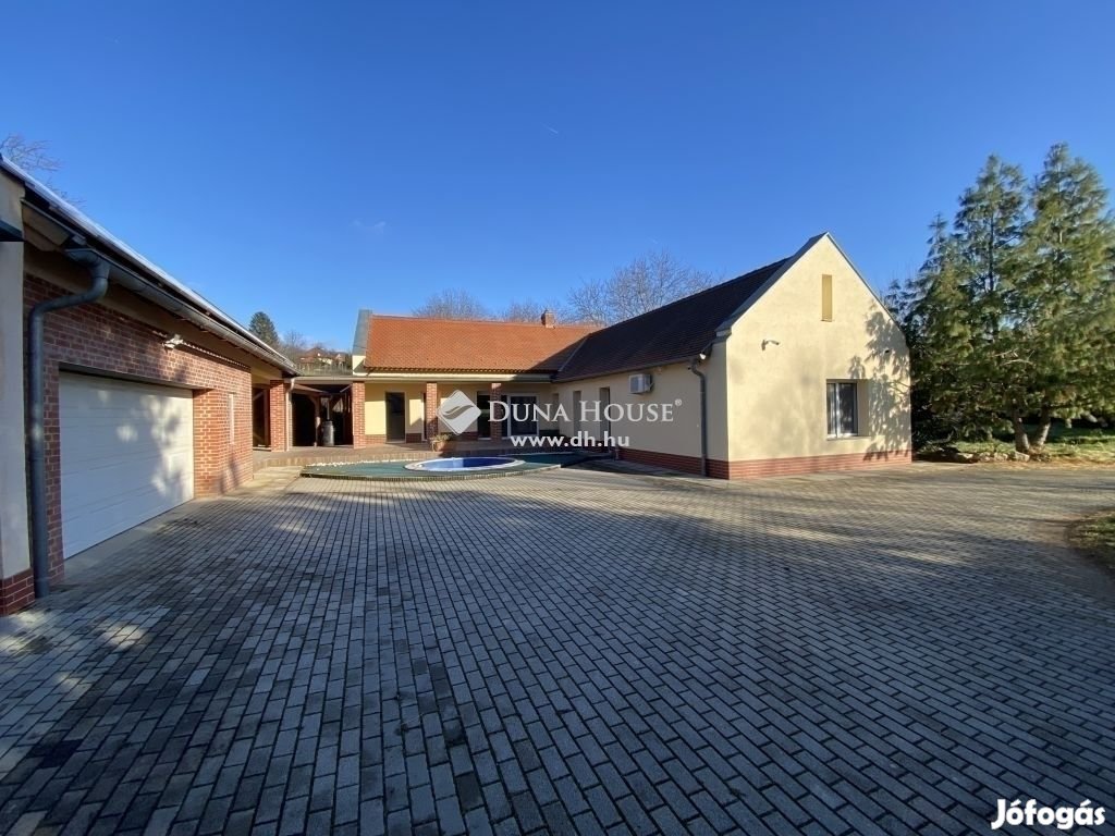 Nagykozárban 150nm-es, 4 szobás, 3 fürdőszobás családi ház eladó