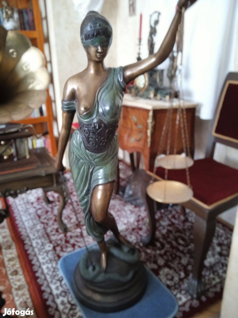 Nagyméretű Justicia szobor