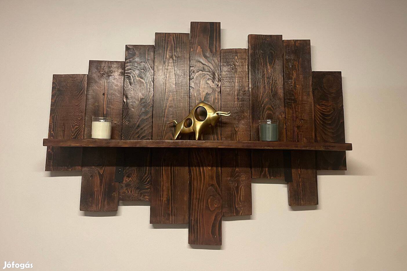 Nagyméretű, használt deszkákból készült italpolc, bortartó,