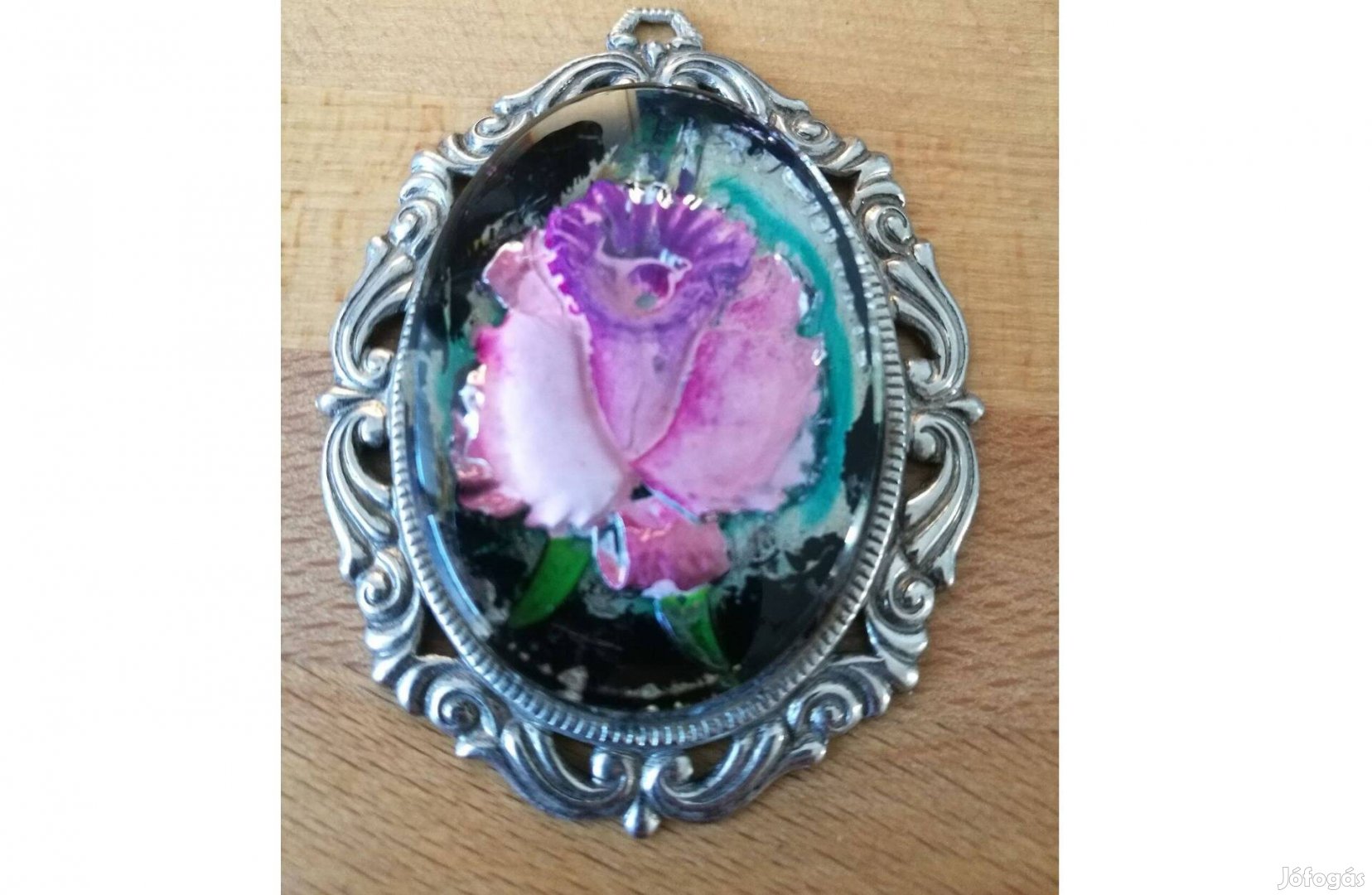 Nagyméretű, lila virággal díszített bizsu medál 6x4,5cm