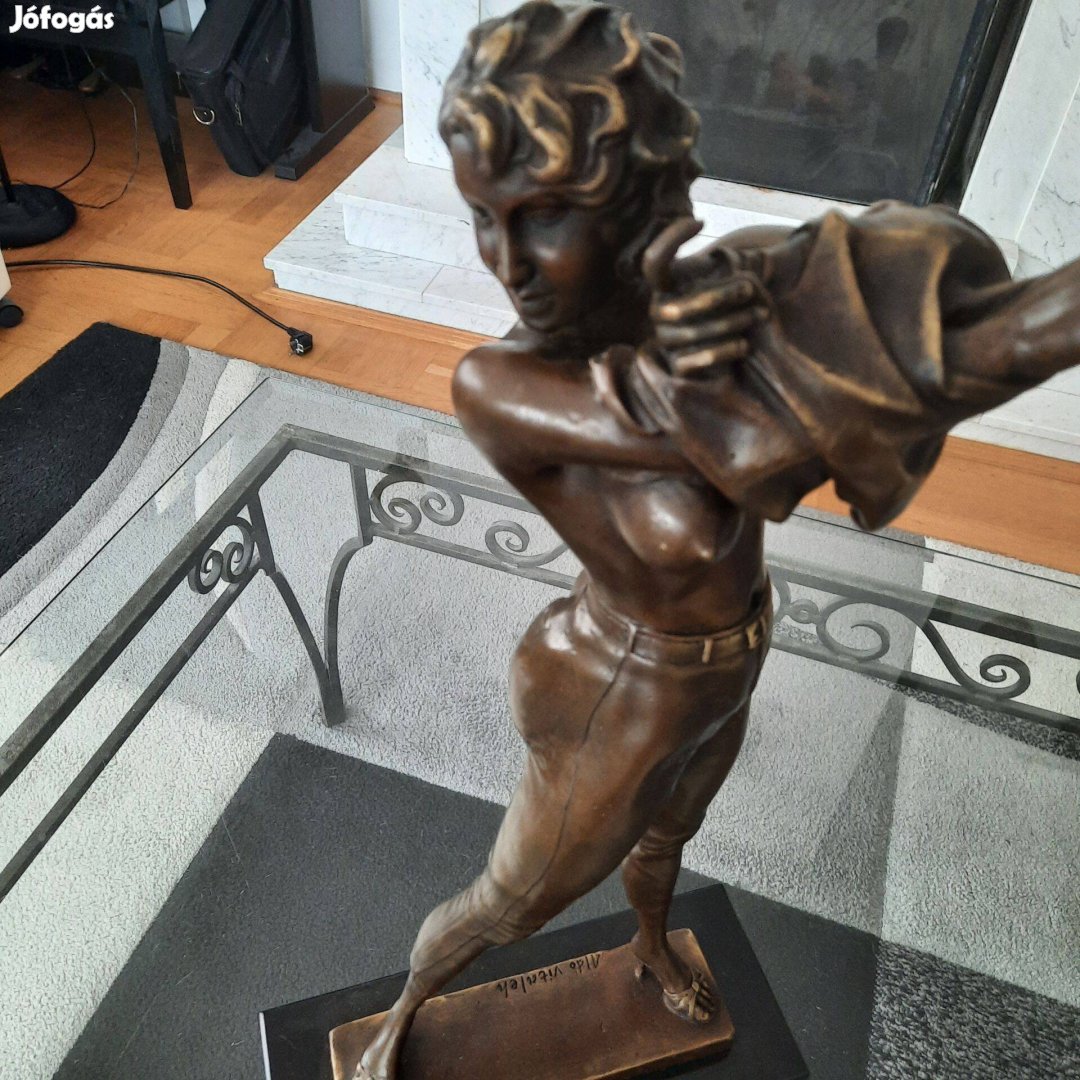 Nagyméretű, szignózott modern bronz szobor