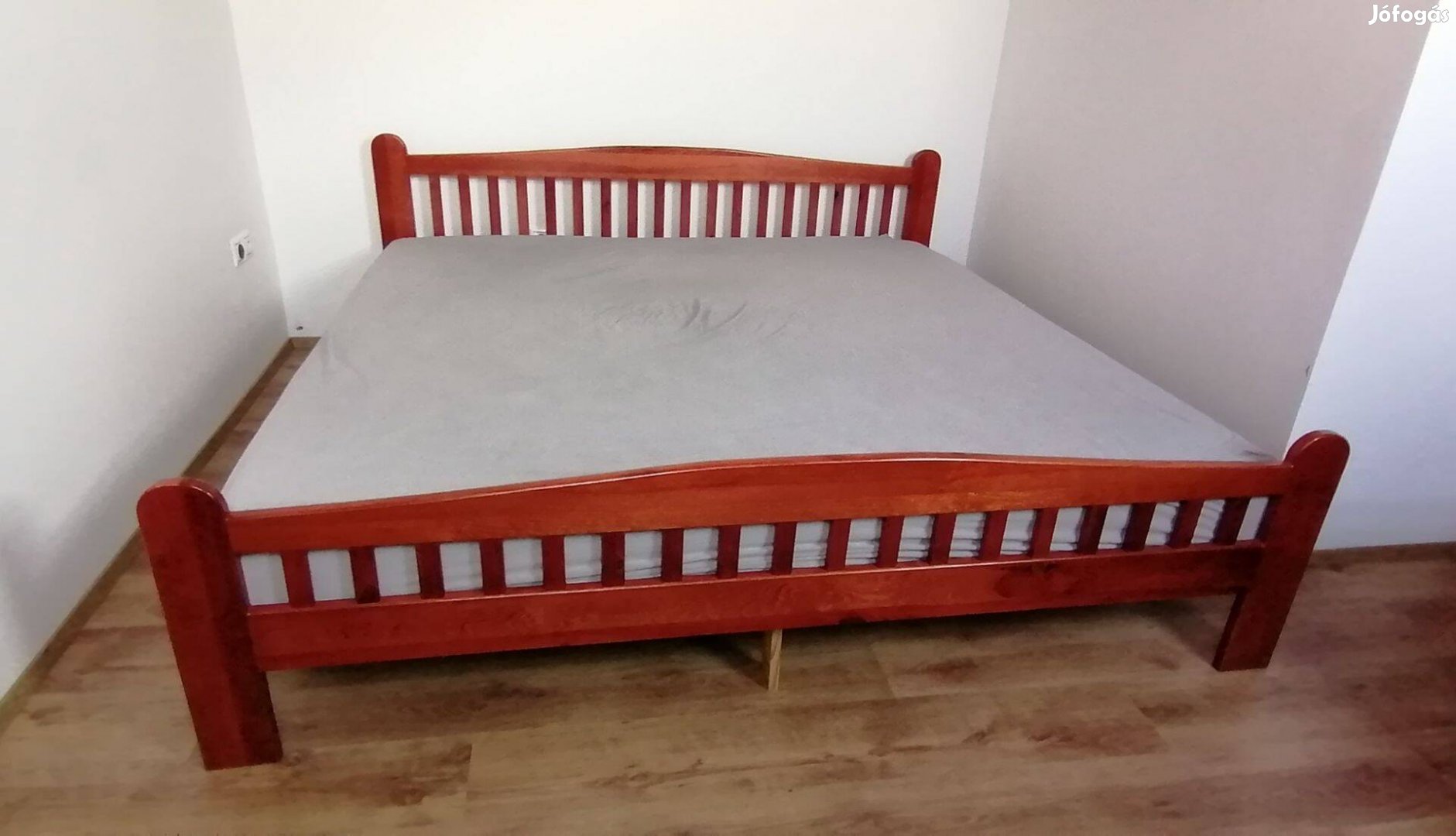 Nagyméretű, tetszetős, szép francia ágy 200 x 200 cm, matraccal