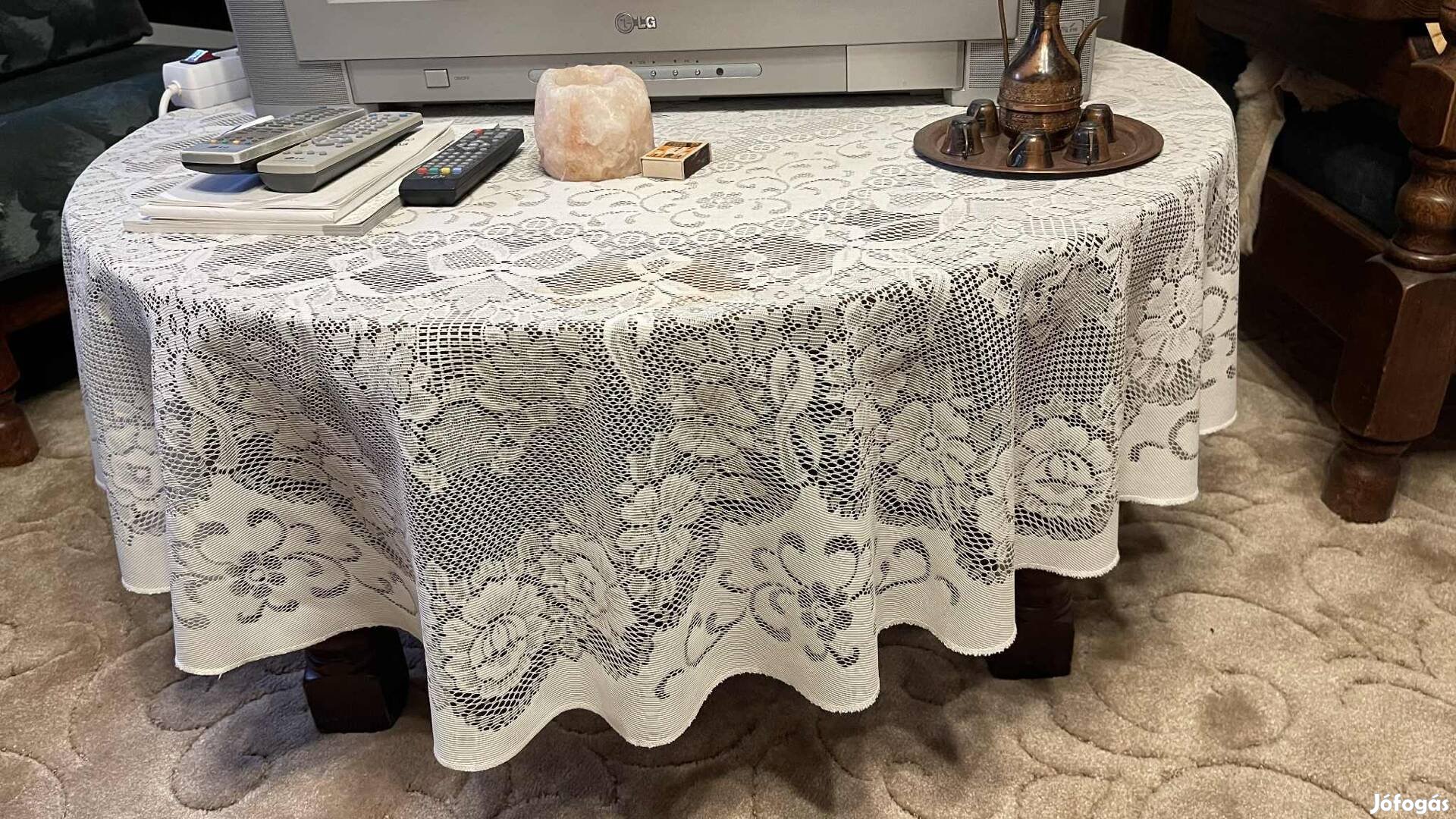 Nagyméretű, tömör fa dohányzóasztal 