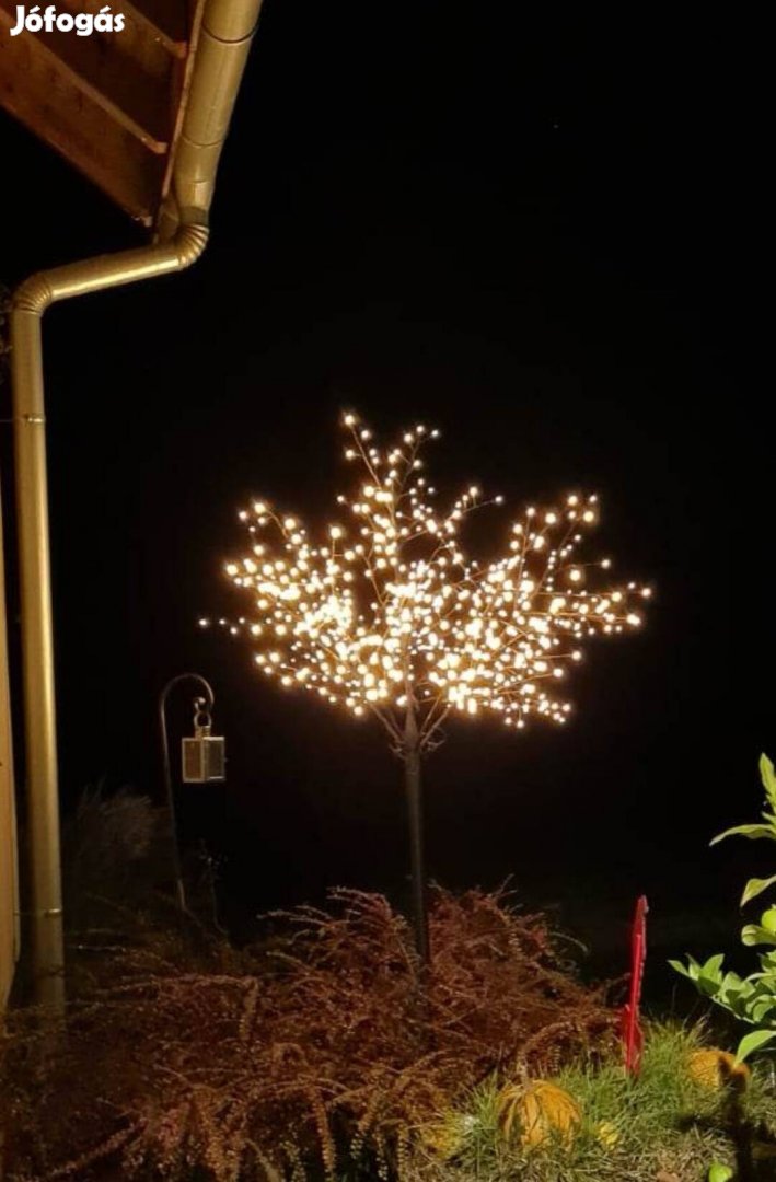 Nagyméretű, világító fa