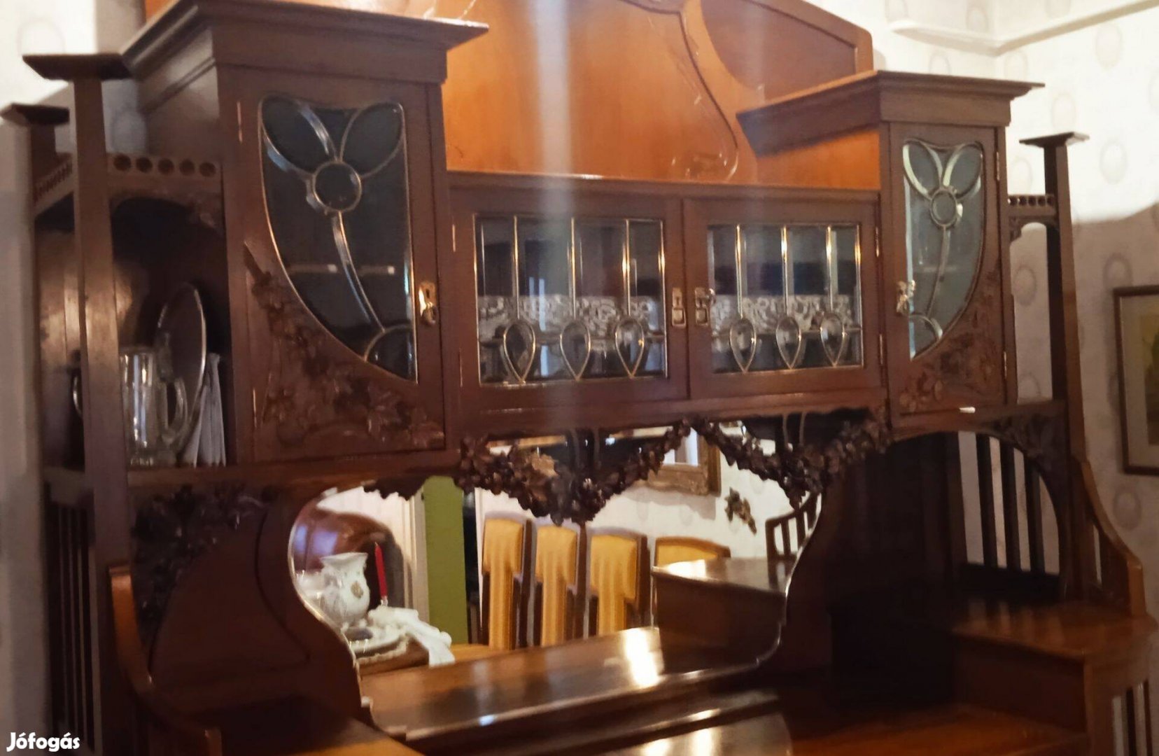 Nagyméretű antik tálaló szekrény eladó!